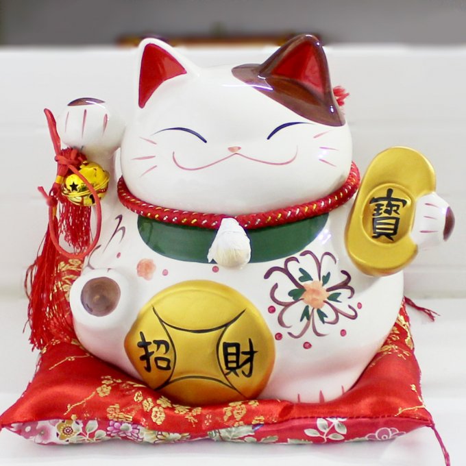 Mèo thần tài có rất nhiều hình dáng, màu sắc.