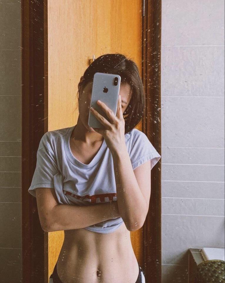 Sau khi giảm cân, Han Sara cũng thay đổi ít nhiều trong gu thời trang của mình. Nữ ca sĩ chủ yếu diện những bộ áo croptop, giúp cô khoe dáng eo thon triệt để hơn.