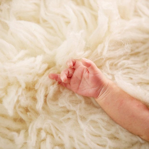 Joyce Phạm hạnh phúc chia sẻ bàn tay của thiên thần nhỏ.