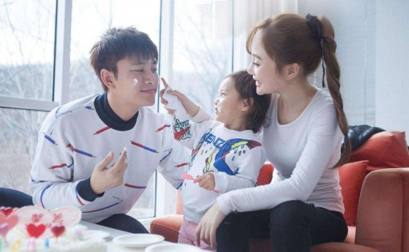 Lý Tiểu Lộ và Giả Nãi Lượng từng là cặp đôi được xem là hình mẫu của Cbiz.
