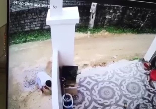 Tài xế giấu xác phi tang, dùng cát xóa dấu vết sau khi lùi xe cán chết bé trai.
