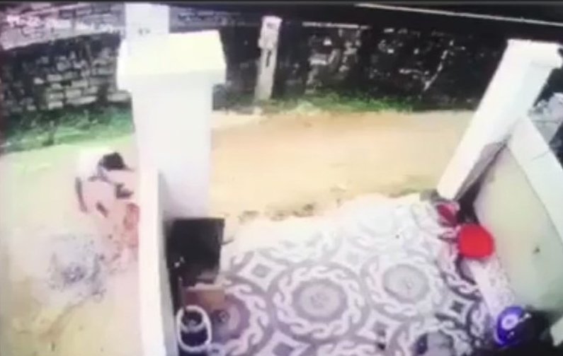 Nguyễn Văn Vinh lấy cát xóa vết máu tại hiện trường.