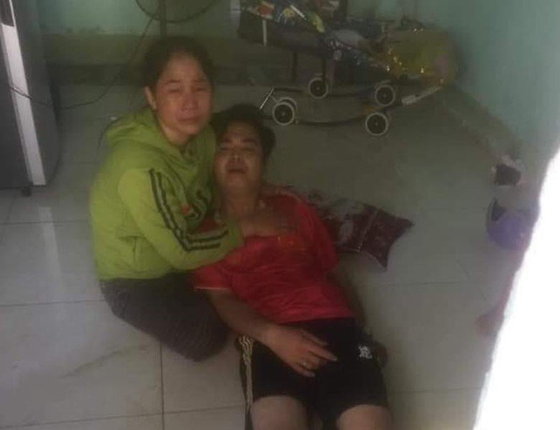 Phạm Văn Tới khóc ngất khi biết vợ bị chết.