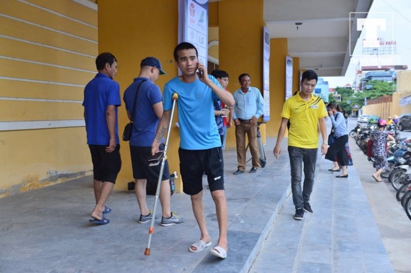 Một cổ động viên Nam Định chống nạng tới sân để xếp hàng mua vé.