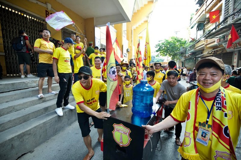 Sau quãng nghỉ dài vì dịch Covid-19, bóng đá Việt Nam đã trở lại. Điều đặc biệt, sân Thiên Trường đã được phép mở cửa đón khán giả.