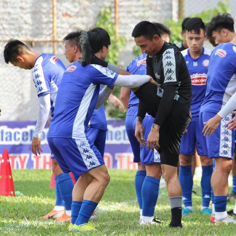 Công Phượng tập giãn cơ với thủ môn Thanh Thắng.