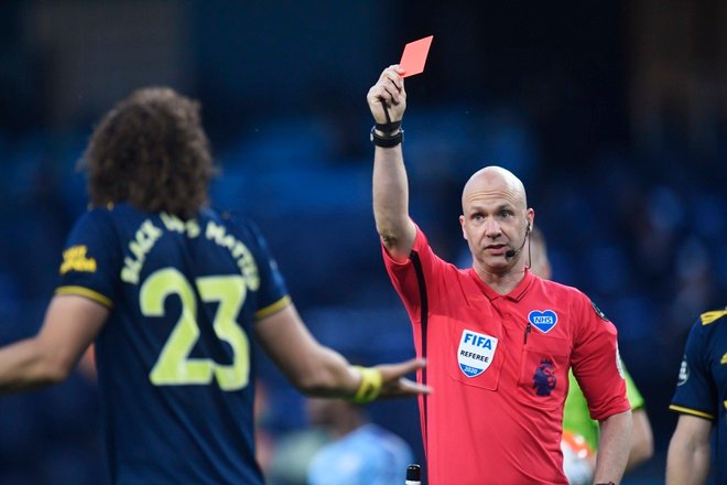 David Luiz mắc sai lầm ở bàn thua đầu tiên và sau đó nhận thẻ đỏ rời sân.