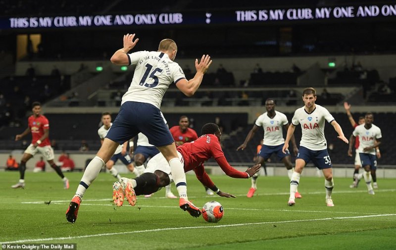 Pogba mang về quả phạt đền và Bruno Fernandes đã không mắc sai lầm gỡ hòa 1-1 cho MU.