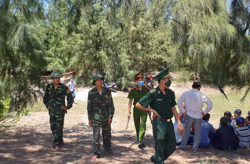 Cơ quan chức năng bảo vệ hiện trường. Ảnh: Tấn Lộc PLO