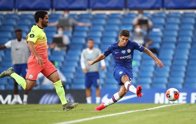 Man City nhận thất bại 1-2 trước Chelsea, qua đó dâng chức vô địch cho Liverpool sớm 7 vòng đấu.
