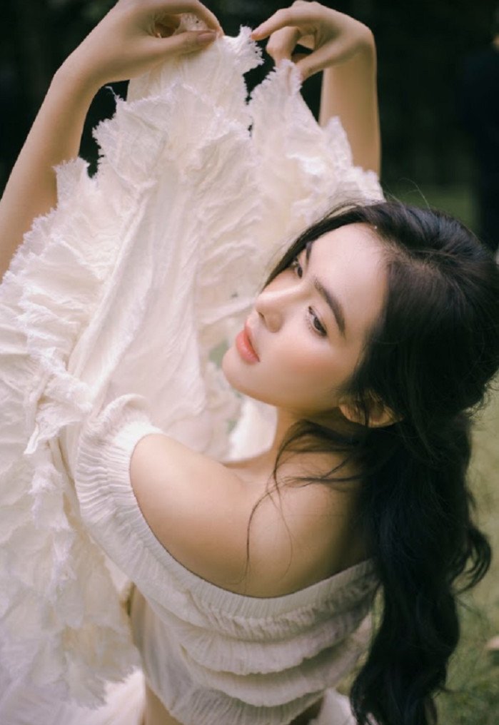Hot girl lai sở hữu gương mặt thiên thần, ngây thơ nhưng cũng đầy lôi cuốn với ánh mắt bờ môi gợi cảm.