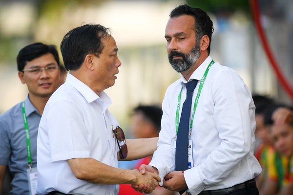 Bầu Đệ đáp trả HLV Lopez và sẵn sàng ra tòa giải quyết.