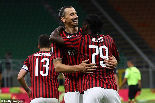 Ibrahimovic vui mừng khi ghi bàn vào lưới đội bóng cũ Juventus.