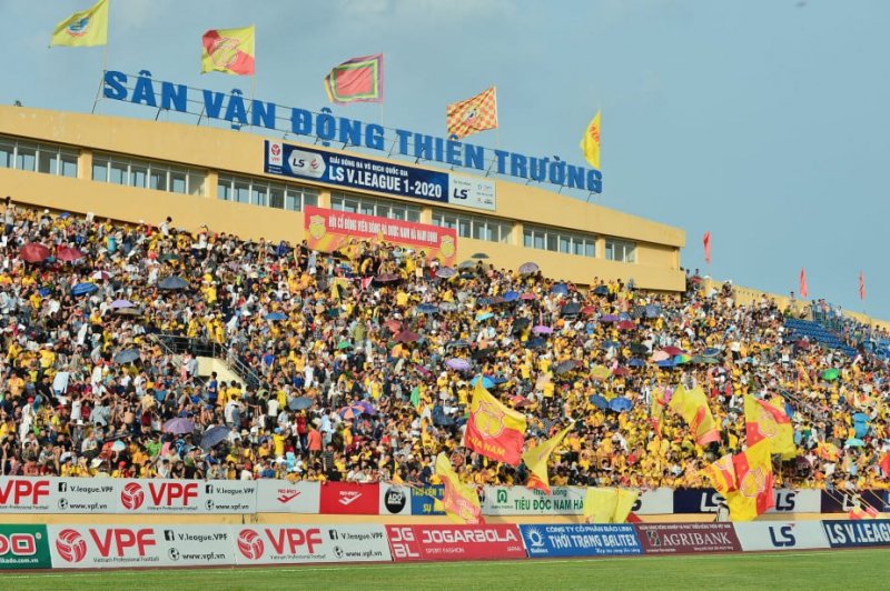Trước giờ bóng lăn cả tiếng đồng hồ, các khán đài đã được lấp kín.