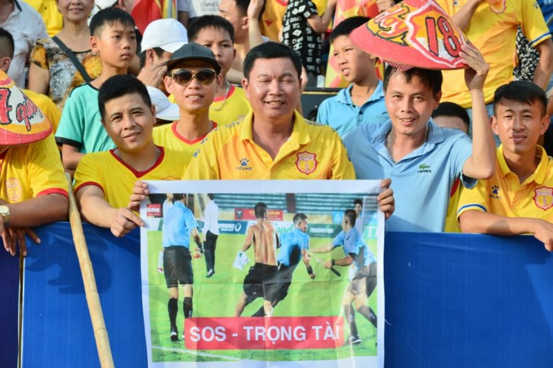 Kể từ đầu mùa giải, trọng tài nhiều lần khiến CLB Nam Định chịu thiệt. Các cổ động viên treo băng rôn kêu gọi sự công tư từ giới cầm cân nảy mực.