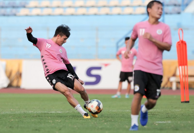 Tiền vệ quê Đông Anh tích cực tập các bài sút xa, cho thấy cơ đùi của anh đã hồi phục.