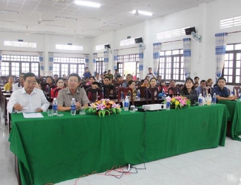 Các khách mời, thầy cô giáo và phụ huynh trường Tiểu học Ngô Hữu Hạnh 1 tham dự buổi tập huấn.