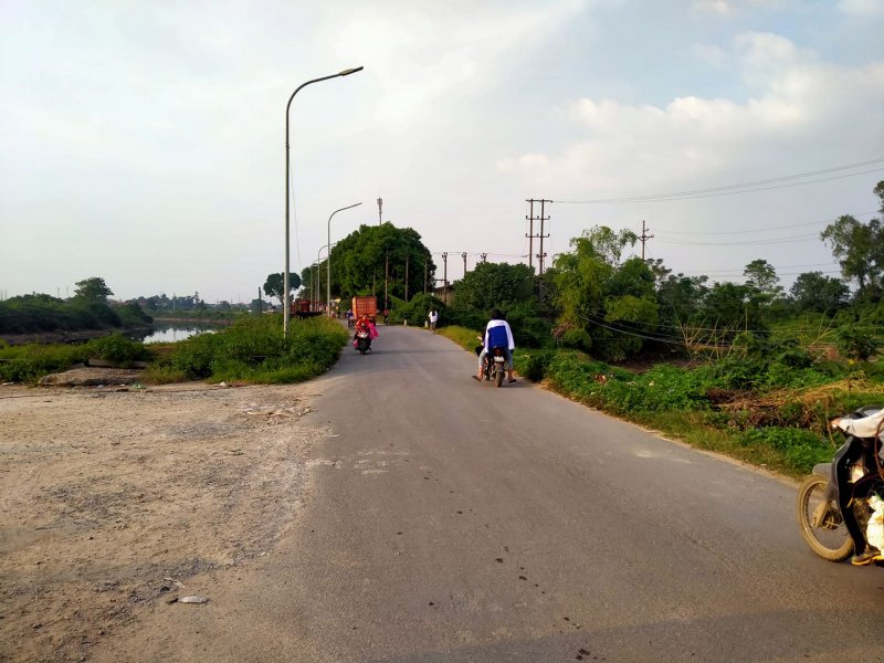 Trên đường có rất nhiều cột đèn, nhưng vào đêm xảy ra thì bị mất điện.