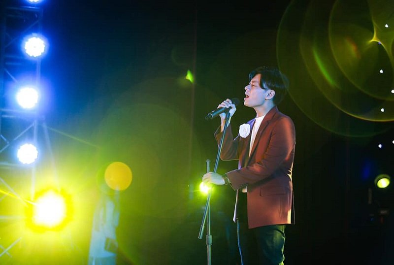 Hoàng tử ballad đã tặng cho các tân sinh viên Học viện Báo chí 3 bài hát liên tiếp do mình sáng tác.