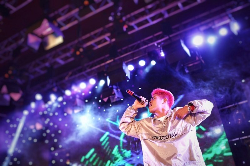 Rapper Tez khuấy đảo khán phòng bằng không khí sôi động với giọng hát nội lực.
