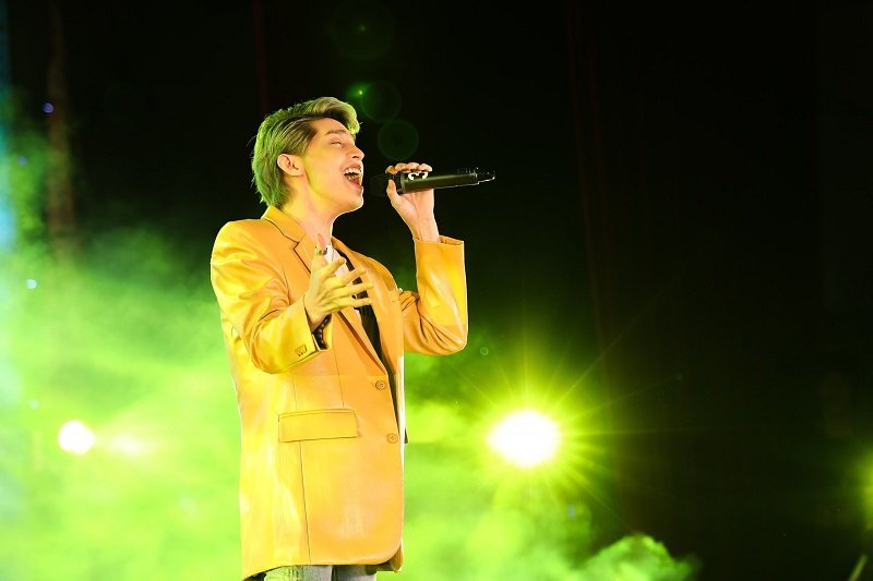 Noo Phước Thịnh “quẩy” cực sung trước hàng nghìn sinh viên Báo chí.