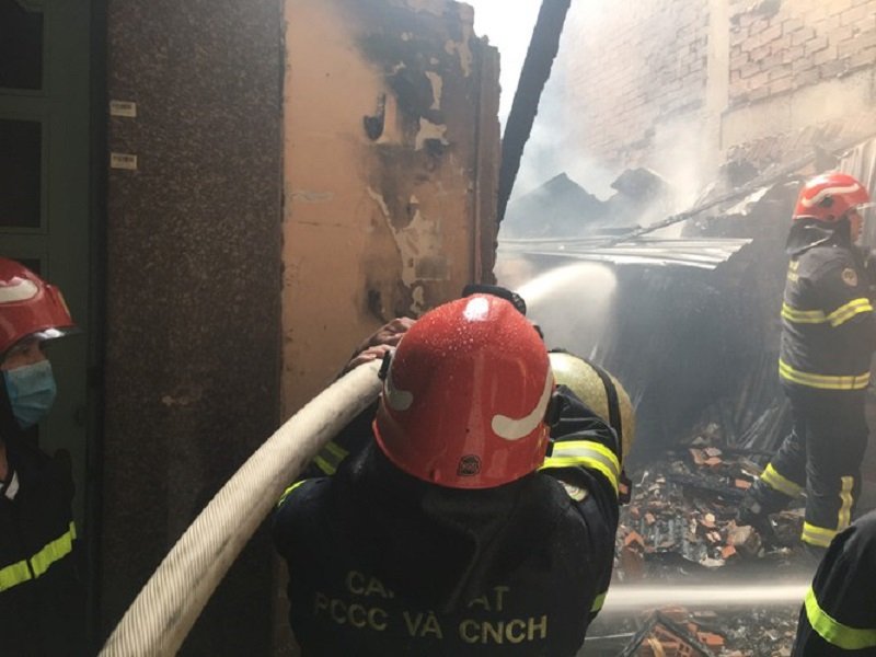 Cảnh sát PCCC dập lửa (Ảnh: Tiền phong)