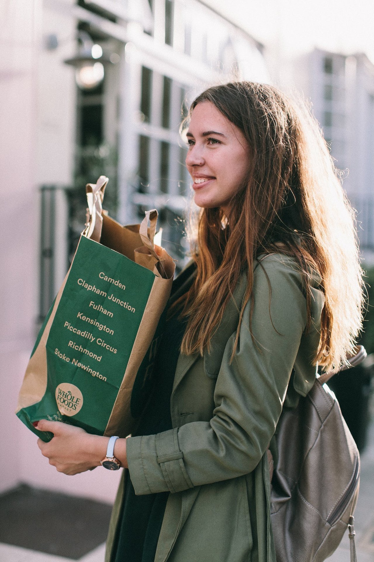 co-gai-toc-dai-cam-tui-mua-sam-thuc-pham-wholefoods-pexels