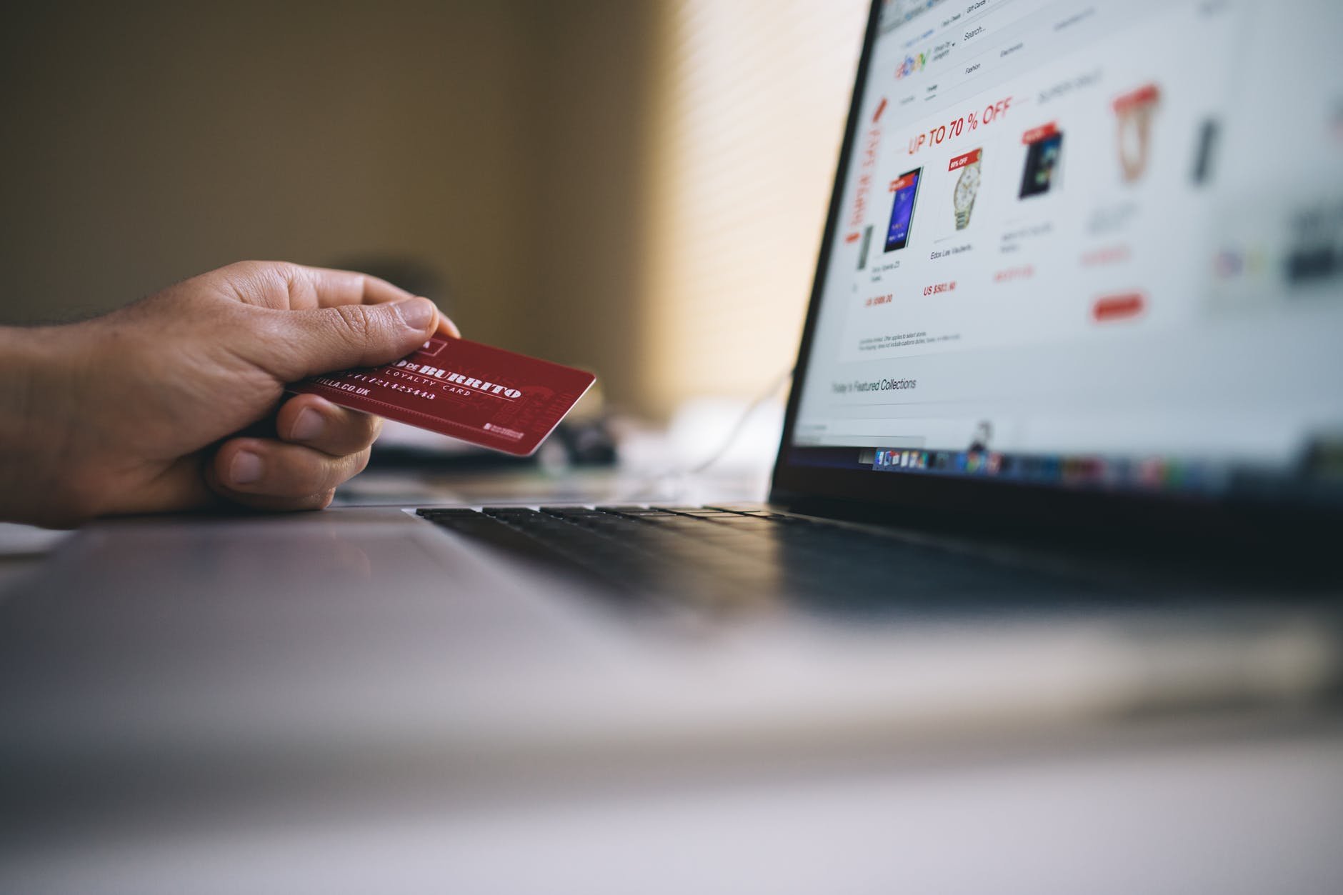 su-dung-the-tin-dung-de-thanh-toan-khi-mua-sam-tren-mang-pexel