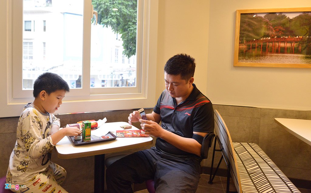 Khách thủ đô tò mò ngày McDonald's mở cửa hàng đầu tiên tại Hà Nội