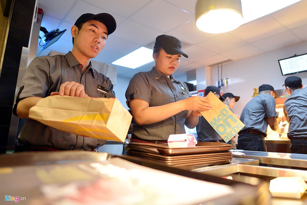 Khách thủ đô tò mò ngày McDonald's mở cửa hàng đầu tiên tại Hà Nội