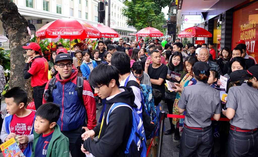Khách thủ đô tò mò ngày McDonald's mở cửa hàng đầu tiên tại Hà Nội