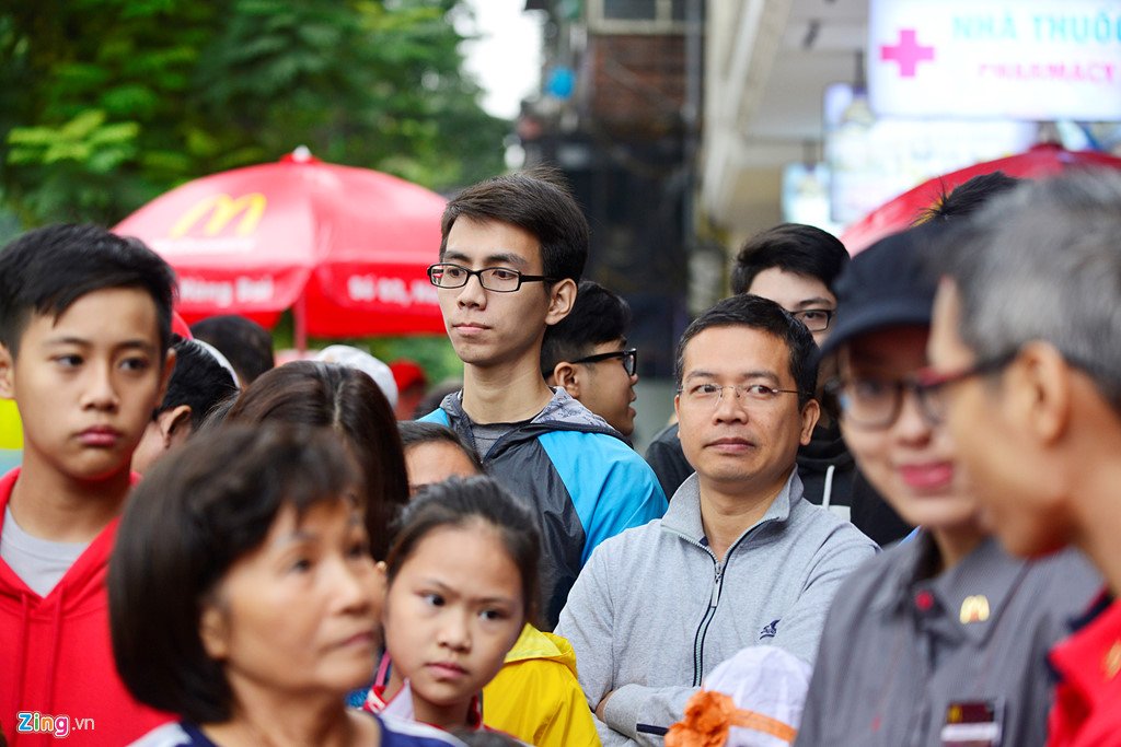 Khách thủ đô tò mò ngày McDonald's mở cửa hàng đầu tiên tại Hà Nội