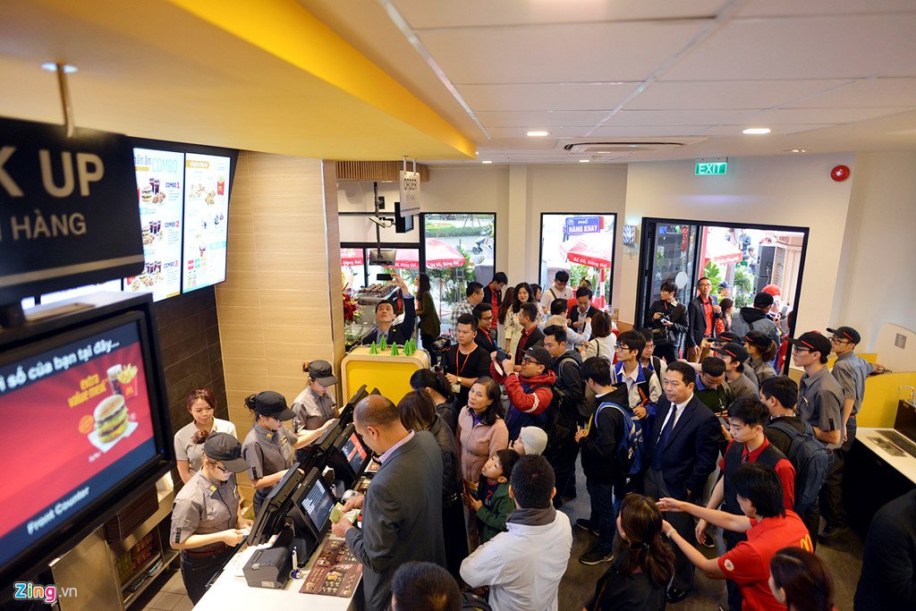 Khách thủ đô tò mò ngày McDonald's mở cửa hàng đầu tiên tại Hà Nội