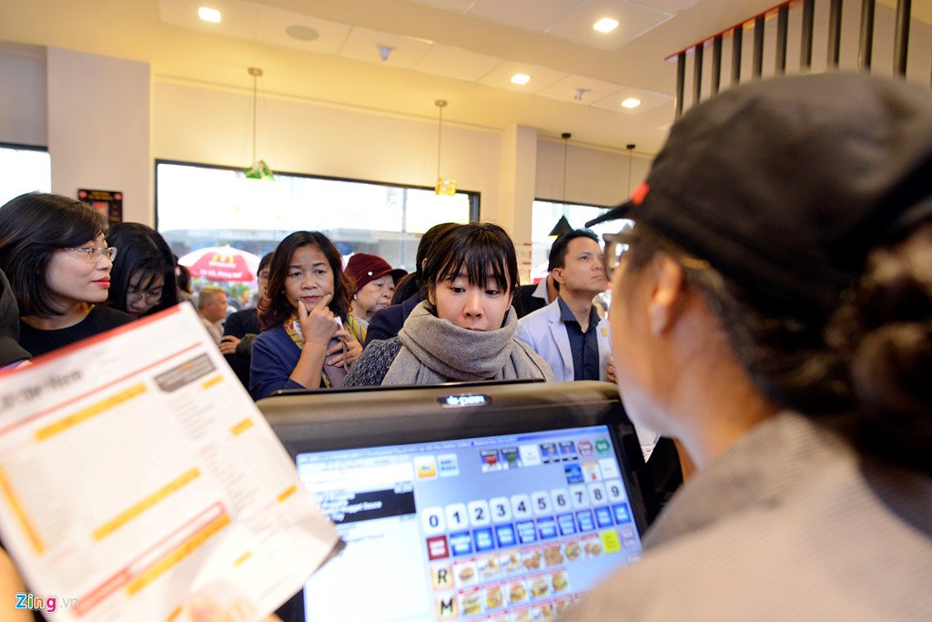 Khách thủ đô tò mò ngày McDonald's mở cửa hàng đầu tiên tại Hà Nội