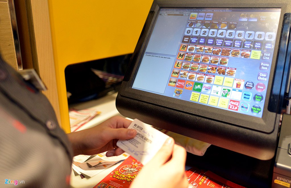 Khách thủ đô tò mò ngày McDonald's mở cửa hàng đầu tiên tại Hà Nội