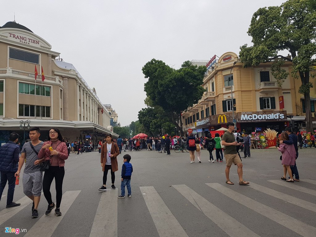 Khách thủ đô tò mò ngày McDonald's mở cửa hàng đầu tiên tại Hà Nội