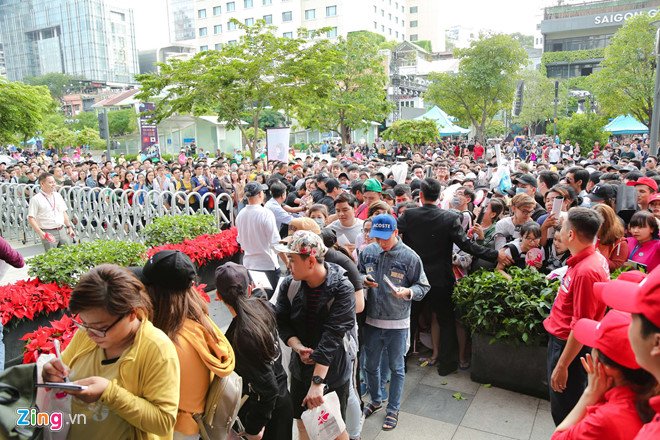 2.000 fan đội nắng ở phố đi bộ Nguyễn Huệ để được Mỹ Tâm ký đĩa