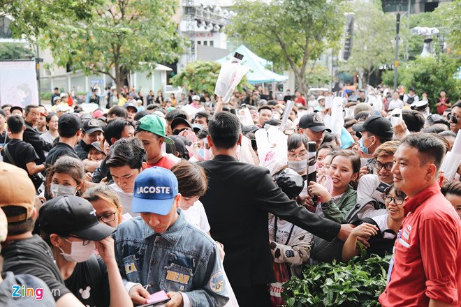 2.000 fan đội nắng ở phố đi bộ Nguyễn Huệ để được Mỹ Tâm ký đĩa