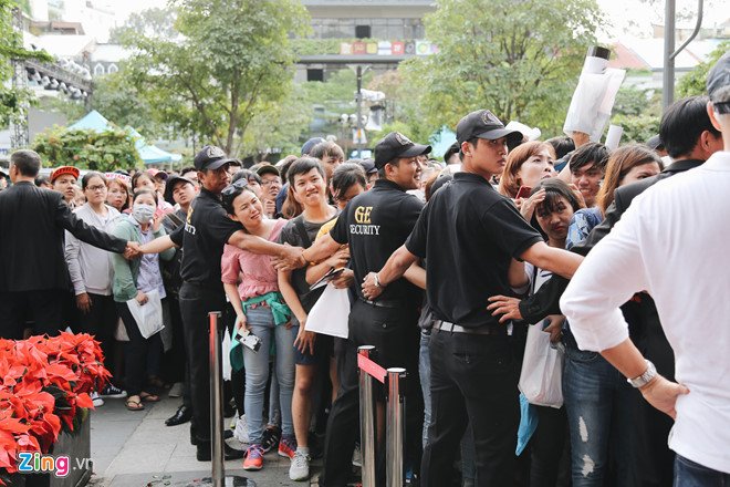 2.000 fan đội nắng ở phố đi bộ Nguyễn Huệ để được Mỹ Tâm ký đĩa