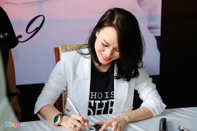 2.000 fan đội nắng ở phố đi bộ Nguyễn Huệ để được Mỹ Tâm ký đĩa