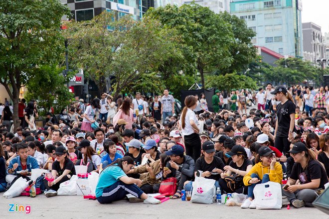 2.000 fan đội nắng ở phố đi bộ Nguyễn Huệ để được Mỹ Tâm ký đĩa