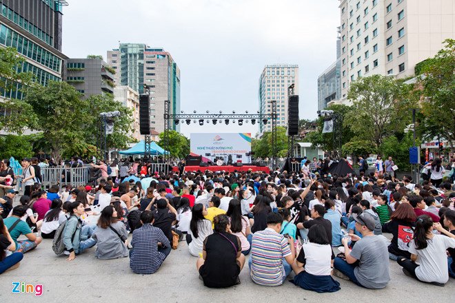 2.000 fan đội nắng ở phố đi bộ Nguyễn Huệ để được Mỹ Tâm ký đĩa