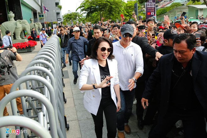 2.000 fan đội nắng ở phố đi bộ Nguyễn Huệ để được Mỹ Tâm ký đĩa
