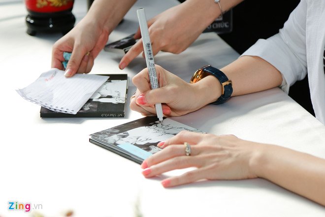 2.000 fan đội nắng ở phố đi bộ Nguyễn Huệ để được Mỹ Tâm ký đĩa