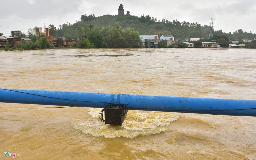 Mưa lũ gây cô lập hàng nghìn hộ dân Bình Định