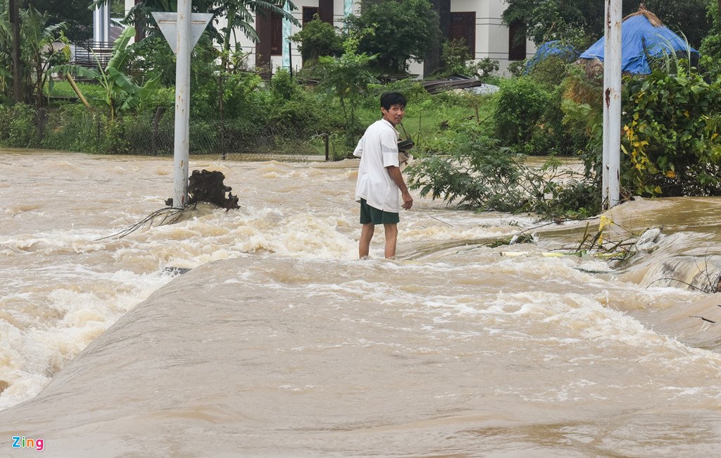 Mưa lũ gây cô lập hàng nghìn hộ dân Bình Định