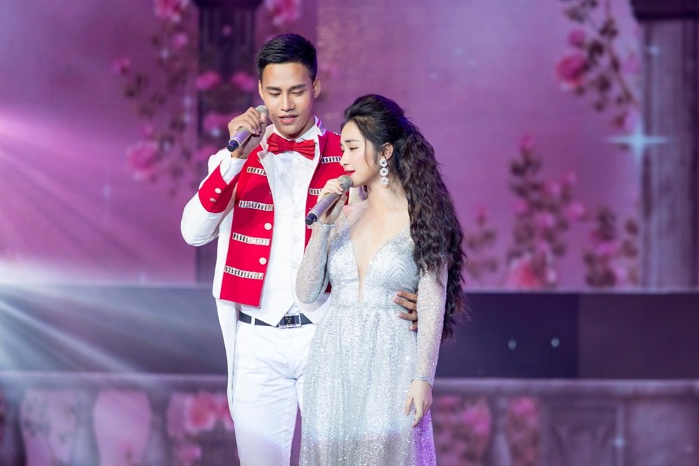 duc-phuc-jang-mi-to-chuc-le-cuoi-sau-tim-thiep-hong-tren-san-khau-cap-doi-hoan-hao