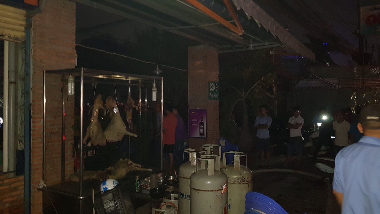 hang-tram-thuc-khach-bo-chay-thuc-mang-khi-quan-lau-de-boc-chay-ngun-ngut