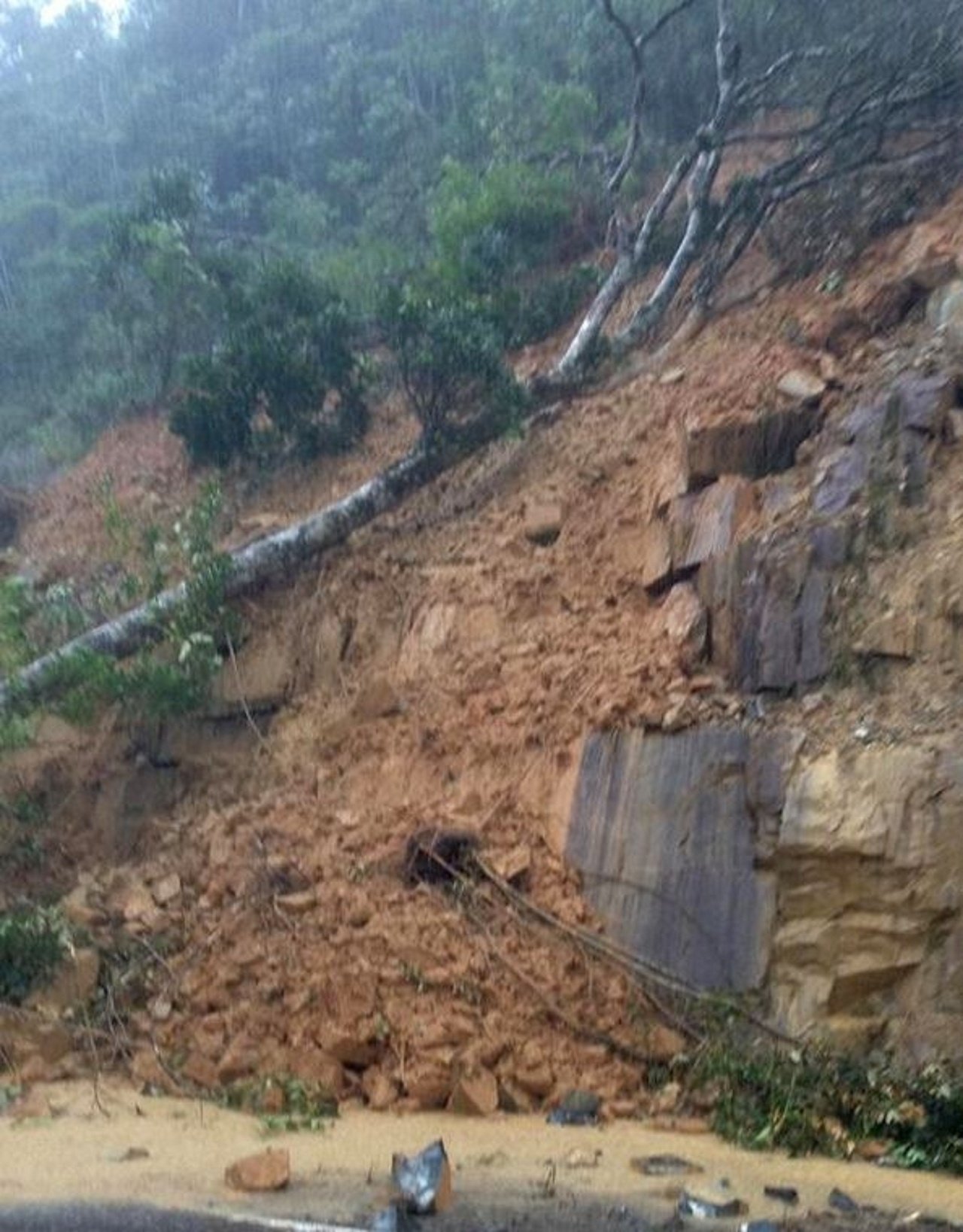 song-giua-vung-sat-lo