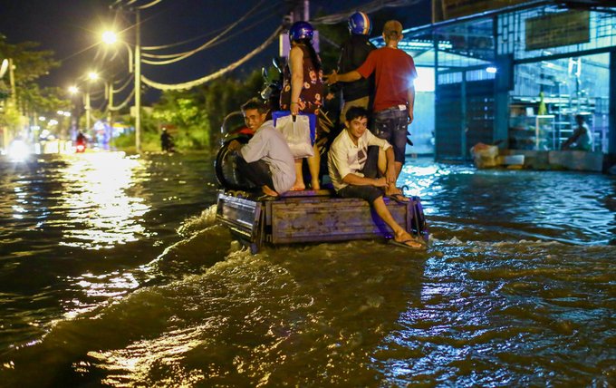 Nước dâng ngập lút bánh xe trên nhiều tuyến đường ở TP HCM